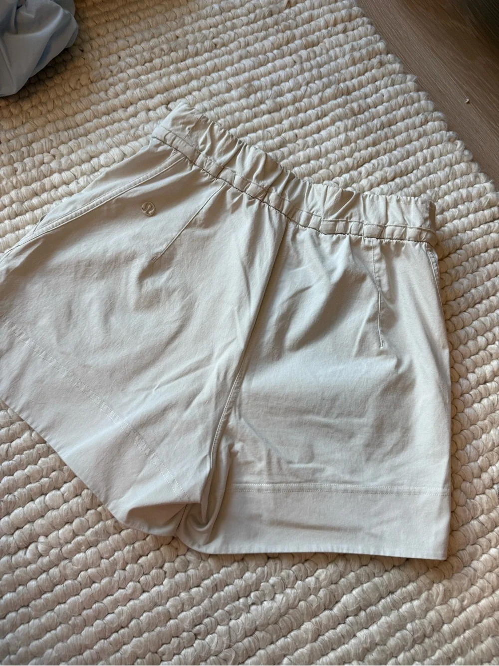 Lululemon Cinchable Waist HR Woven Short 3.5" (Beige/Neutral) XS Like New - Picture 3 of 3
